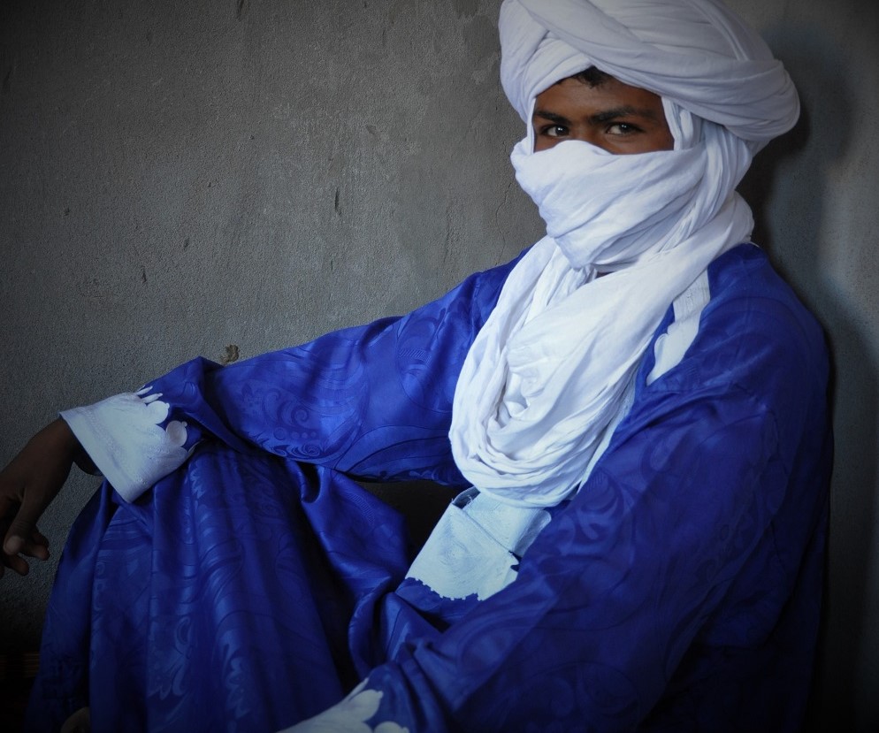 La vestimenta típica del hombre del desierto Marruecos, es la gandora |  Rutas por Marruecos
